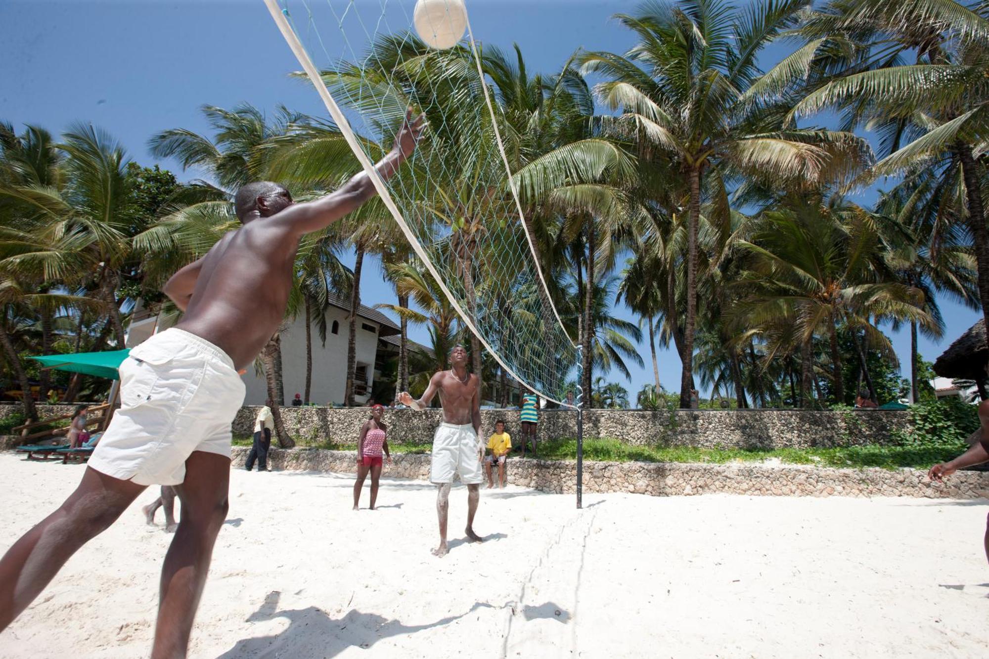 Travellers Beach Hotel Mombasa Extérieur photo